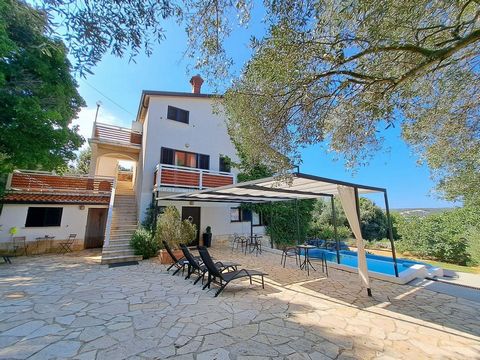 Opportunity! Apartment House Just 150m from the Sea on Rab island! We are pleased to present this exceptional apartment house with a swimming pool, located in Supetarska Draga. This well-maintained, detached property is set on a spacious 920 m² land ...