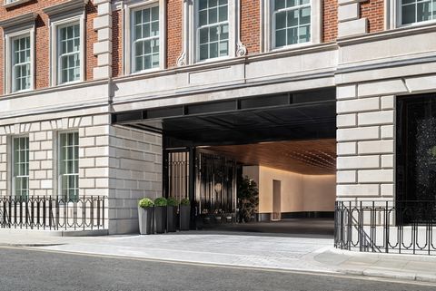 Verenigd Koninkrijk Sotheby's International Realty presenteert met trots dit prachtige appartement met één slaapkamer in het hart van Mayfair in het gewilde nummer één Grosvenor Square. Het appartement is slim doordacht en heeft een royale indeling, ...