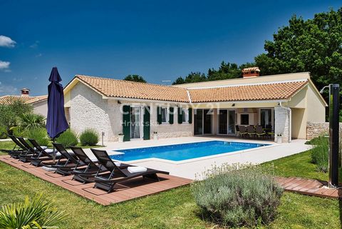 LABIN, UNA CASA DI CHARME CON PISCINA IN UN PICCOLO VILLAGGIO In una posizione tranquilla in un piccolo villaggio, stiamo vendendo una bella casa a due piani con una superficie di 174 m2, anche se a prima vista sembra una casa a un piano. Si compone ...