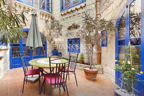 Une MAISON DE CARACTÈRE de 3 chambres impeccablement entretenue située dans l’une des rues les plus attrayantes du village toujours populaire de Naxxar. Toutes les chambres du rez-de-chaussée entourent une charmante cour centrale ensoleillée et prése...