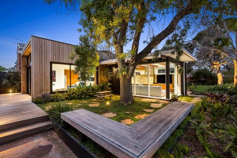 Impressionante renovação projetada por arquitetos de uma casa clássica de meados do século. A poucos minutos da praia, esta casa de família virada a norte está completa com um jardim interno de inspiração japonesa, com painéis de madeira, lareira de ...