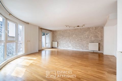 Situé à Vincennes, à proximité du rond-point des Rigollots et de toutes les commodités, cet appartement de 94m2 Carrez prend place au deuxième étage offrant confort et volumes généreux. Accessible par un escalier privatif depuis le premier étage, l'e...