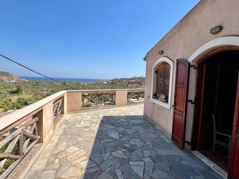 Ein hübsches Eckhaus mit 2 Schlafzimmern von 115 m2, mit einer großen Terrasse mit Meerblick im ersten Stock. Das Haus liegt im traditionellen Dorf Kalo Horio, ca. 1,5 km von den schönen Sandstränden von Istron entfernt. Es ist ein altes Steinhaus, d...