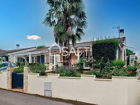 Située à Aguessac, charmant village aux portes des gorges du Tarn et à seulement 10 min de Millau, cette maison bénéficie d'une vue exceptionnelle sur la montagne, offrant un cadre naturel privilégié. Proche des écoles, du collège, et d'une crèche, e...