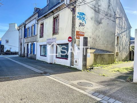 Investisseur ou en recherche d’habitation, venez découvrir cet ensemble immobilier à rénover idéalement situé en plein centre de Pont-l’Abbé, à proximité immédiate de toutes les commodités. Vous serez conquis par son énorme potentiel : outre la maiso...