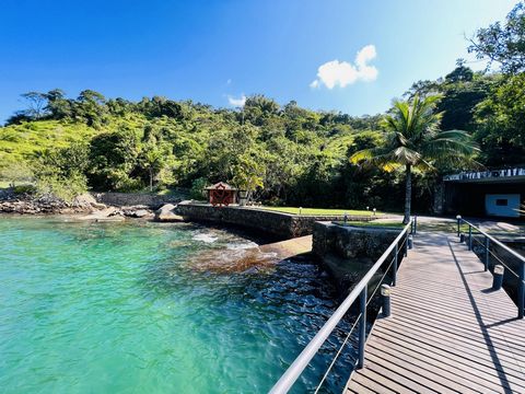 Terrain côtier spectaculaire de 35000m2 avec 140 mètres de côte, bordant l’un des condominiums les plus luxueux et les plus exclusifs d’Angra dos Reis-RJ, le piraquara de dentro. À côté de la copropriété Porto Frade. Avec maison incluse avec une bell...