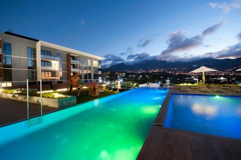 Ervaar het toppunt van luxe wonen in dit uitzonderlijke penthouse, perfect gepositioneerd op de zevende verdieping van het prestigieuze Escazu Village. Deze levendige gemeenschap voor gemengd gebruik combineert naadloos residentiële, commerciële en k...