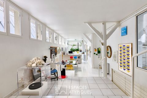 If the white tone dominates this bright loft of 103.97 m2 (102.20 m2 Carrez), its volumes contribute to the singular imprint of the generous spaces transformed into living space. From the entrance, on the ground floor overlooking the green courtyard,...