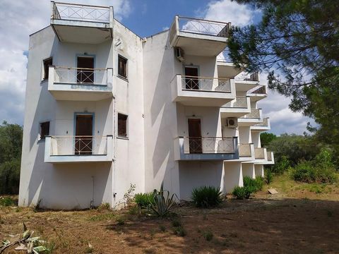 Kouvela- Spiaggia del Comune di Echinaion, prefettura della Ftiotide. Vendesi una struttura ricettiva di 360 mq. che si trova all'interno di un'area di 5 ettari. Si tratta di un edificio che dispone di 10 monolocali arredati di 2 piani (5 su ogni pia...