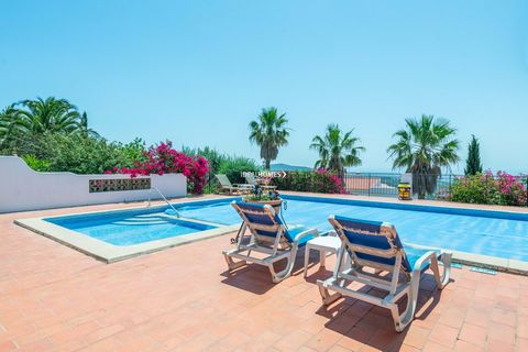 Detached, private four bedroom villa, boasting distant sea views. Situated near the charming market town of Loulé. The living area welcomes you with natural light, large glass doors lead to a spacious terrace, offering panoramic views down to the coa...