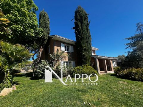 In the prestigious urbanization of Monteclaro, located in Pozuelo de Alarcón, is this spectacular Valsaín type detached villa. The property has undergone a recent comprehensive reform, which guarantees an impeccable and modern state. The house stands...