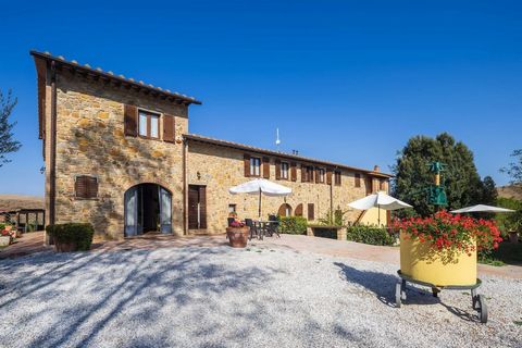 Nelle verdi colline toscane sorge questa splendida tenuta in un oasi di tranquillità e relax. La struttura composta da vari corpi di fabbrica si trova allinterno di un azienda agricola, circondata da 27 ettari a fondo chiuso, con dei bellissimi ulive...