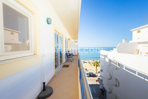 Hay paisajes que nos cautivan a primera vista, y este magnífico apartamento a sólo 20 metros de la playa de Quarteira es un ejemplo de ello. Con una ubicación privilegiada e impresionantes vistas al mar, esta propiedad ofrece una experiencia de vida ...