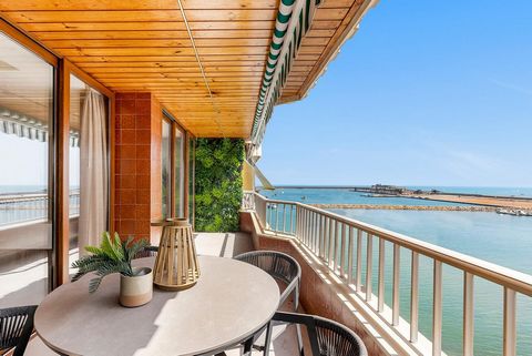 Enfin, la résidence que vous cherchiez au cœur de Torrevieja, une maison entièrement rénovée avec vue sur la mer et orientée sud, qui la baigne de soleil chaud toute la journée, créant une atmosphère chaleureuse et lumineuse dans chaque coin. D'une s...