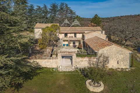 In het hart van de Monts de Vaucluse, in een landelijke omgeving, ligt een juweel van Provençaalse architectuur: een oude versterkte boerderij die volledig uit droge steen is opgetrokken. Deze vierkante constructie is typisch en maakte het in de 18e ...