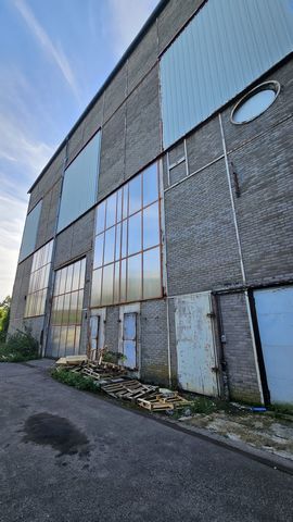 IDEAL INVESTISSEUR : VAL-DE-BRIEY Hangar de 600M2 situé au centre de la commune de VAL-DE-BRIEY. Double accés via portes guillotines électriques, une ouverture standard faisant toutes trois 3 mètres de large. HSP : 16 mètres Installation électrique i...