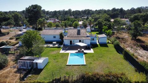 Diese herrliche Quinta in Sítio do Picão, Brejos de Azeitão, bietet eine ruhige und komfortable Zuflucht mitten in der Natur mit Blick auf die Serra da Arrábida. Das Anwesen ist perfekt für diejenigen, die Ruhe und Wohlbefinden suchen, ohne auf moder...