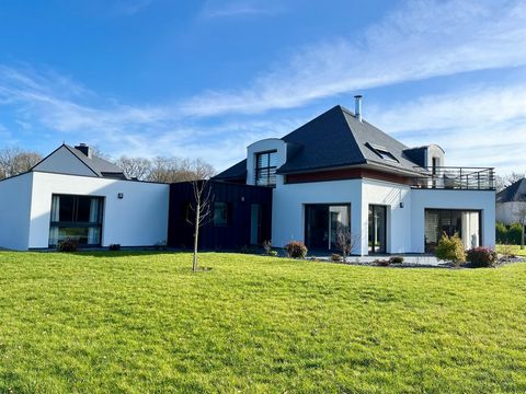 Nous vous invitons à venir découvrir cette magnifique maison contemporaine située dans un quartier résidentiel prisé de Vannes. Nichée au c?ur d'un terrain clos et arboré de 1500m2, cette propriété offre un havre de paix et de tranquillité, tout en é...