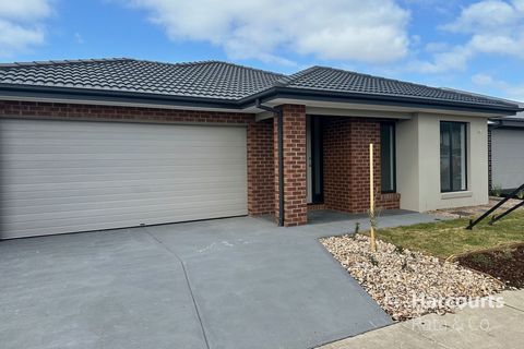 Unbeatable value in this highly sought after pocket of Highlands, this stunning Metricon home is almost complete and ready to move in to. Comprising of four great size bedrooms, spacious living zones and a stunning kitchen with walk in pantry. Add to...