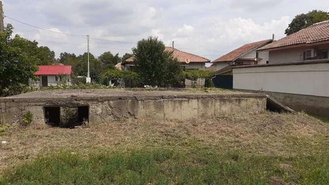 Płaskie słoneczne podwórko w centralnej części wsi.Nieruchomość posiada gotowe projekty architektoniczne i fundamenty pod dom