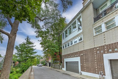 Découvrez le luxe dans cette remarquable résidence adjacente à Westmount, disponible en location. Idéalement située dans une rue tranquille, cette maison offre un espace serein au milieu de la beauté d'arbres imposants et majestueux, tout en étant à ...