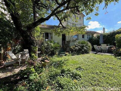 Venez visiter cette jolie maison familiale à Meudon de 165 m2 surface habitable, non mitoyenne, proche hôpital de Percy, dans un quartier très calme, sur 4 niveaux, ensoleillée, avec double exposition et vue verdoyante : - Rez-de-chaussée surélevé : ...