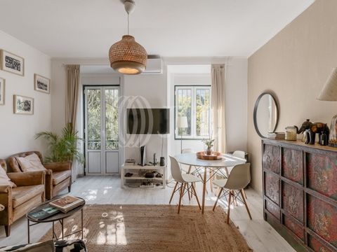 Appartement 3 pièces avec une surface brute privative de 64 m2 et un balcon, à Alto Santo Amaro, Alcântara. Situé dans un immeuble en tabique, l'appartement a été rénové il y a environ 8 ans. Il comprend un salon avec coin repas, une cuisine équipée,...