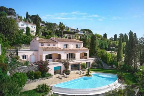 VILLA MOUGINS Magnificent sea view of the Lérins Islands, Napoule Bay and the Estérel. Very residential and privileged address for this house in a dominant and quiet position. Within walking distance of the historic village and the center of Mougins....