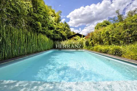 Herranz Prestige Immobilier à l'honneur de vous présenter en exclusivité cette somptueuse villa contemporaine d'environ 300 m2 et sa dépendance aménagée en T2 de 50 m2 situées à Bordeaux Caudéran dans le quartier des Orangers, construites par un arch...