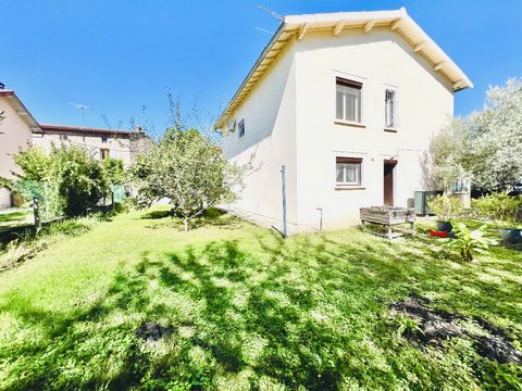 House from the 60s of 130 m² on a plot of 500 m². Ideally located near schools and only 9 km from Albi in the town of Arthes, it offers a peaceful and family living environment. Spread over two levels. The ground floor consists of an entrance to a 43...