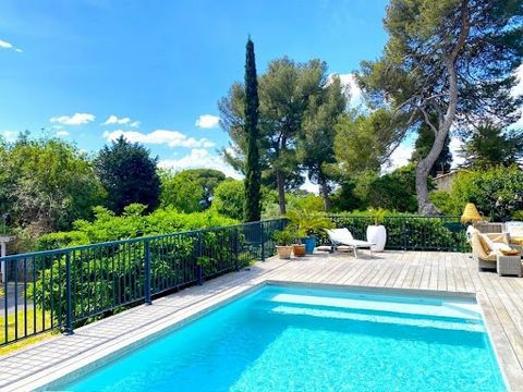 Discover this superb T6 villa of more than 190 m², ideally located in the popular area of Bas Saint-Clair Sud. You will enjoy an unobstructed view of a nicely wooded greenery and without vis-à-vis. This property is located on a plot of 1,107 m² with ...