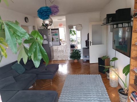 Location: Istarska županija, Pula, Šijana. ISTRIA, PULA - Comfortable apartment near all amenities We present this high-quality and well-maintained spacious apartment. It is a spacious and comfortable apartment located on the 4th floor of a smaller r...