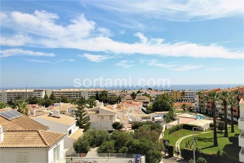 Fantástico apartamento T2 com vista mar em Albufeira! Venha conhecer este fantástico apartamento com vista mar em Albufeira, inserido num condomínio privado com elevador. Com uma excelente localização, este apartamento dispõe de uma ampla sala com la...