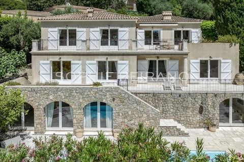 Co-Exclusive: Close to the village of Mougins, in a domain offering absolute tranquility, this charming and bright villa of 297 sqm enjoys an open view over the verdant hills. The villa includes: On the upper level, a living room, a dining room of 11...