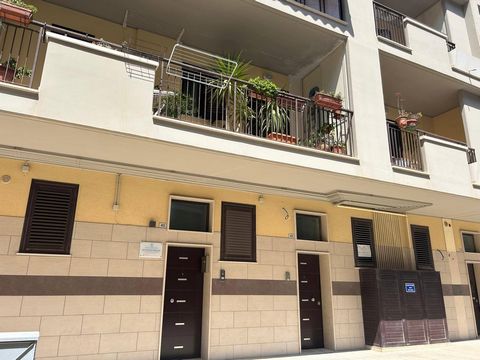 Barletta (BT) APULIA - BARLETTA - VIA IMMESI W jednej z najbardziej dynamicznych powierzchni handlowych Barletty oferujemy do sprzedaży apartament biurowy na parterze, zlokalizowany w niedawno wybudowanym budynku w doskonałym stanie. Nieruchomość skł...