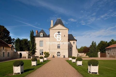 Exclusively with Coldwell Banker: Just 55 minutes from Tours, the Château de Chargé, built between 1030 and 1070, welcomes you into the heart of a protected 6-hectare environment, offering stunning views of the forest, vineyards, and cultivated lands...