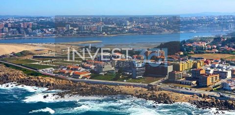 Upptäck din tillflyktsort vid stranden, en utveckling som kombinerar naturens lugn med stadslivets bekvämlighet. Beläget bara 1 minut från Douroflodens fantastiska mynning och Gaias stränder, erbjuder denna lägenhet med 1+1 sovrum den perfekta balans...