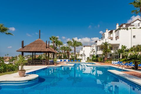 Entdecken Sie Eleganz und Komfort in diesem herrlichen Apartment mit 3 Schlafzimmern und 2 Bädern, strategisch günstig in der Nähe von Puerto Banús gelegen, wo sich die besten Restaurants und unberührten Strände befinden. Dieses exklusive Apartment b...