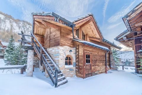 Descubra este esplêndido chalé em Val d'Isère, aninhado numa zona tranquila, a dois passos das pistas e das comodidades locais. Construído em 1997 pelo seu atual proprietário, este chalé de 155 m² encarna a elegância da montanha na sua forma mais pur...