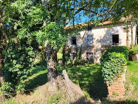 En exclusivité, Nathalie Collon vous présente une charmante habitation de près de 100 m² située à 1heure de Lyon sur la commune de Montchal. Dans un petit hameau tranquille, entouré de verdure, cette maison, soubassement en pierre, a le charme authen...