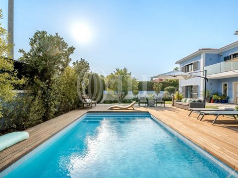 Villa 5 pièces +1 de 419 m² de surface brute privative, avec piscine chauffée, jardin et stationnement pour quatre véhicules, implantée sur un terrain de 752 m², à Aldeia de Juzo, Cascais. La villa est répartie sur trois étages. Le premier étage comp...