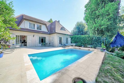 Private Properties - Carine Bertin offers you: Nestled in the heart of the charming town of Chilly Mazarin, this magnificent house of 211 sqm, built in 1996, offering you a peaceful and comfortable living environment on a plot of 1922 sqm (including ...