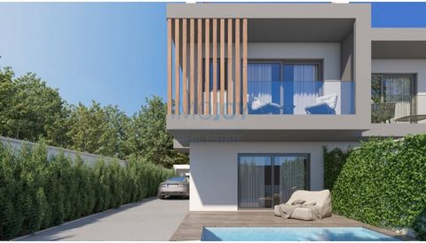 Excellente villa jumelée de 3 chambres sur trois étages, avec terrasse sur le toit, jardin, possibilité de construire une piscine. Sur les trois chambres, deux sont en suite. Vue sur la mer et le paysage naturel depuis le toit. situé dans un quartier...