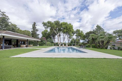 Lucas Fox presents an exclusive house for sale in the metropolitan area of Valencia, in Godella. It is located a stone's throw from the city of Valencia, in the Campolivar development . It is an development in a quiet rural area with a multitude of p...