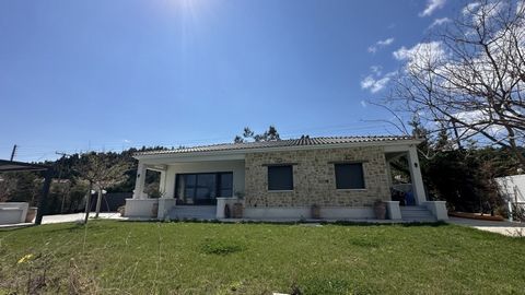 Código de propiedad: HPS1392 - Kassandra Kriopigi EN VENTA Villa amueblada en planta baja de nueva construcción con una superficie total de 120 m² en una parcela de 900 m². A tan solo 1 metro del mar. Consta de 4 dormitorios, salón comedor con cocina...