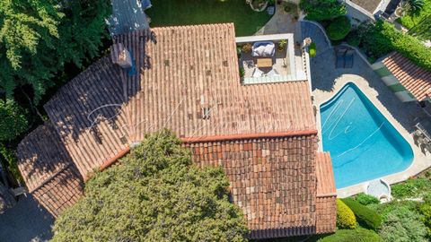 Située dans le quartier « les Hautes VALLERGUES » à Cannes cette maison d'architecture Provençale vous séduira par ces nombreux avantages. Une ruelle très au calme , une exposition sud, une bonne construction, un aperçu mer depuis la terrasse EST de ...