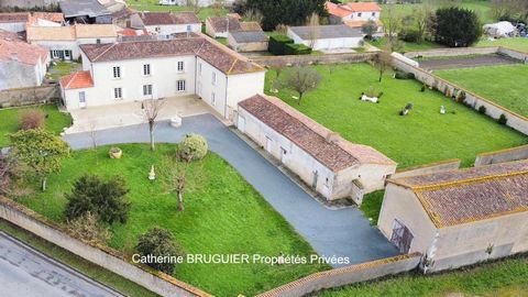 Catherine BRUGUIER vous présente cette Propriété de caractère de 1881 d'environ 335 m2 habitables dans un parc de 3735 m2 avec de nombreuses dépendances, située entre TERRE et MER, dans un hameau à proximité de St Jean de Liversay, ses commerces et s...