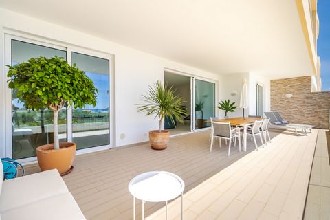 Découvrez ce luxueux appartement en rez-de-chaussée de 3 chambres situé dans un immeuble résidentiel haut de gamme à Porto De Mos, Lagos, en Algarve, offrant des finitions haut de gamme et une vue imprenable sur la plage de Porto De Mos. L'emplacemen...