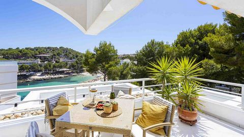 Mallorca Immobilien: Schickes Penthouse in 1. Meereslinie in der beliebten Urbanisation Cala Vinyes, im Südwesten der Insel Mallorca. & nbsp;Diese stilvoll eingerichtete und modernisierte Wohnung bietet eine bebaute Flächevon ca. 94 m2 inklusive eine...