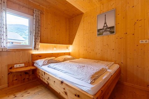 Dit houten chalet heeft 5 slaapkamers en 4 badkamers. Er kunnen 10 personen verblijven: ideaal voor grote groepen. Vanuit de woonkamer loop je naar het terras en het bubbelbad. Je hebt daar een prachtig uitzicht op de bergen. Het chalet ligt onderaan...